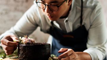 持續進修基金2023, 持續進修基金, 8個服務行業課程, 西式烘焙師, 攀樹教練, 月入可達30k, 附課程連結, hkbt, 香港財經時報