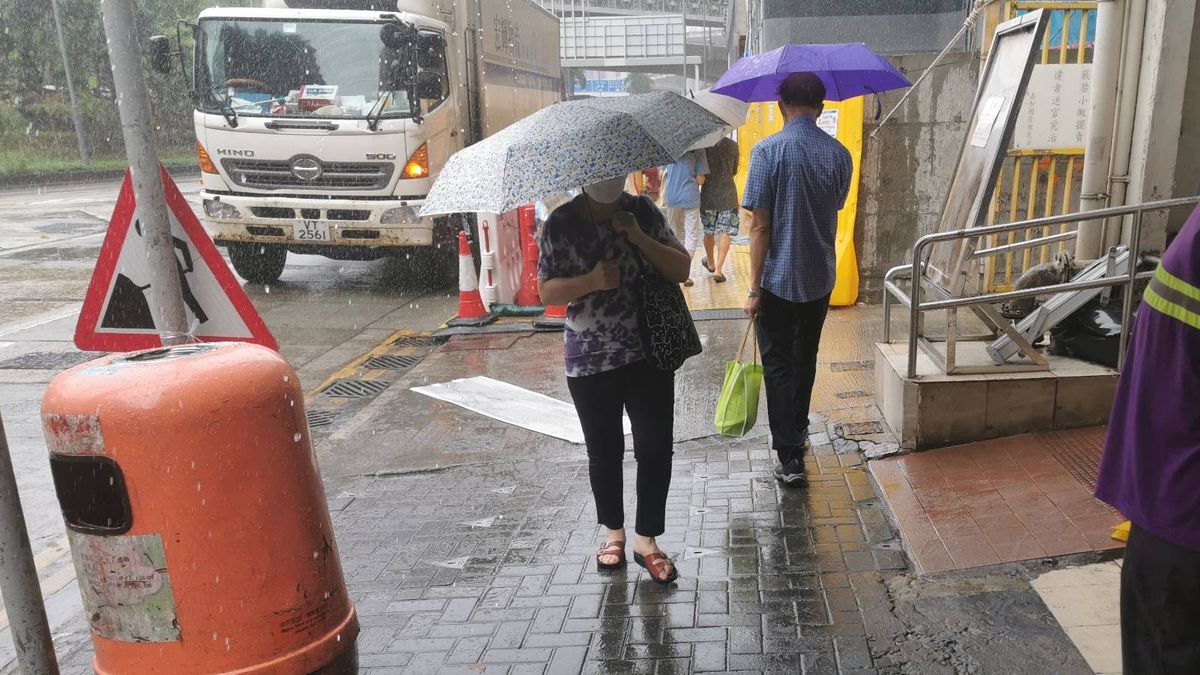 天文台颱風消息｜政府宣布：所有日校周一停課一天