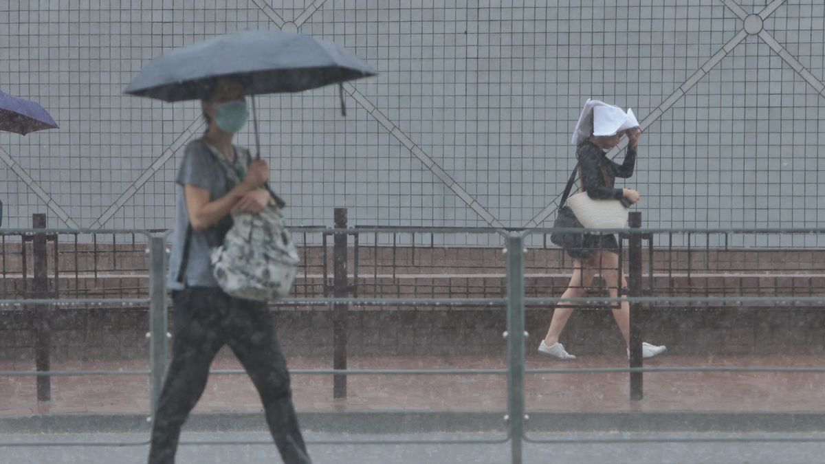 天文台颱風消息｜小犬周五闖香港400公里、周末可能再有暴雨？另一颱風布拉萬下周報到