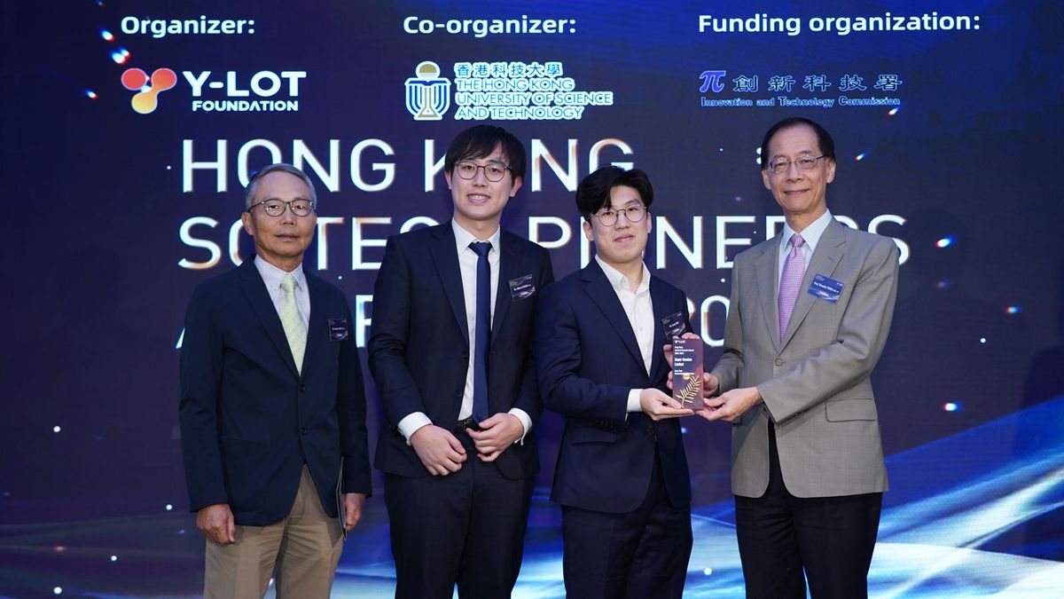 深科技先鋒獎得獎者 Mr. Andy ONG, Co-founder & CEO, Super Bamboo Ltd及其隊員。