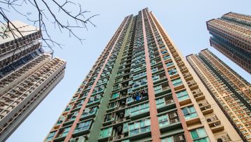 香港樓價高企已經唔係第一日嘅事，成功上車的人仍要供樓。連登討論區有人就自己月入5萬，但每月供樓連雜費已失去超過七成人工開帖抱怨。