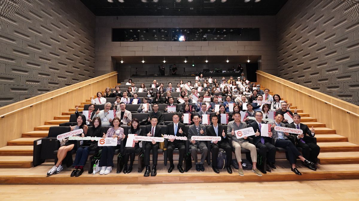 一眾主禮嘉賓、講者以及參加者大合照，為「香港智營設計大賞2024暨主題講座Smart Index Conference」揭開序幕，並探討人工智能對設計界帶來的機遇及未來發展