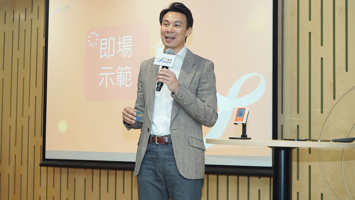 八達通產品部總監葉勁生現場示範
