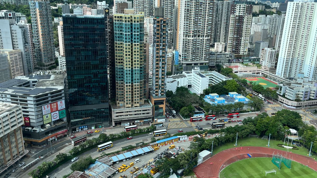 商廈市道專輯｜高力香港發表研究報告指，九龍⻄甲級寫字樓性價比高，獲高增值產業青睞，整體出租率逆市錄得近九成。