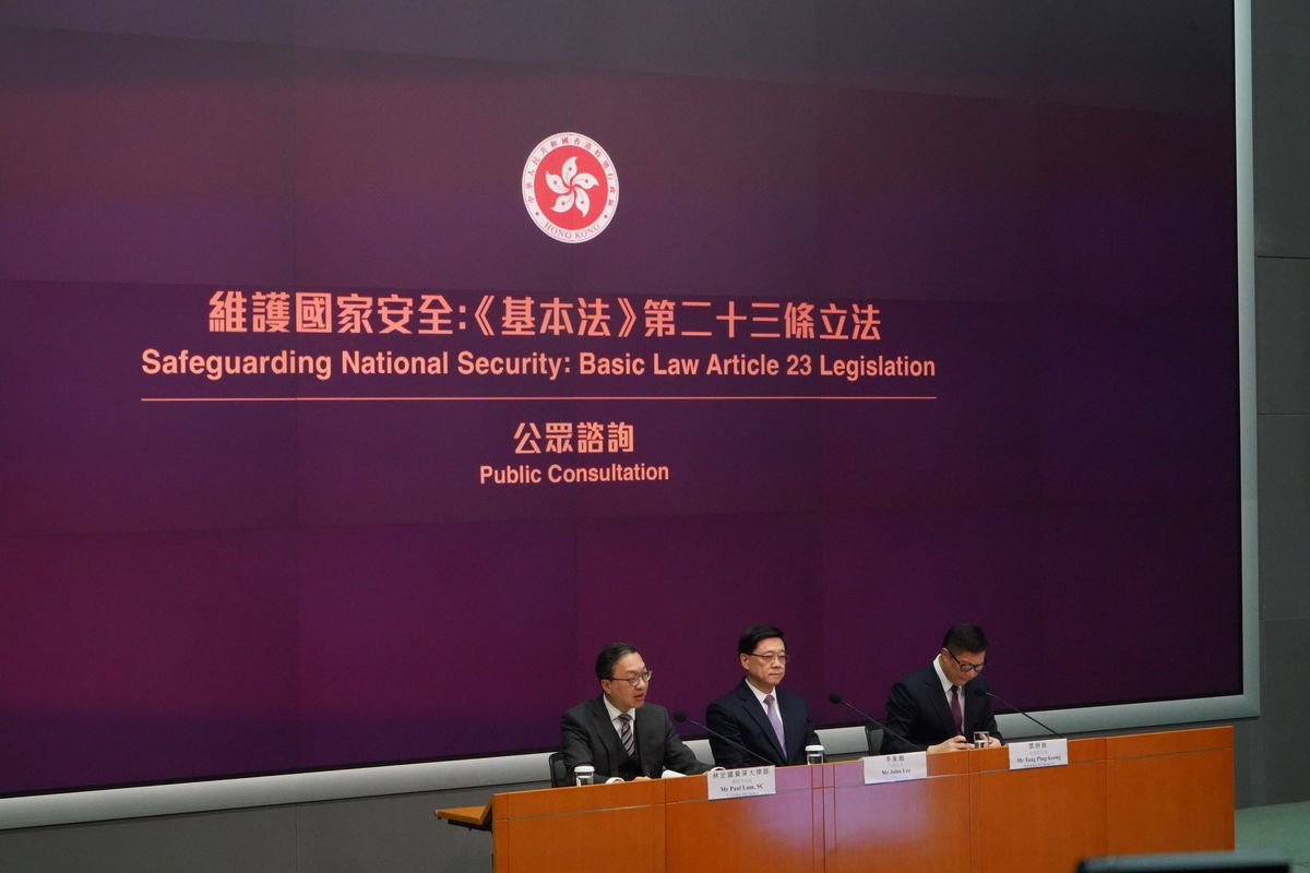 行政長官李家超率領律政司司長林定國和保安局局長鄧炳強對23條立法諮詢