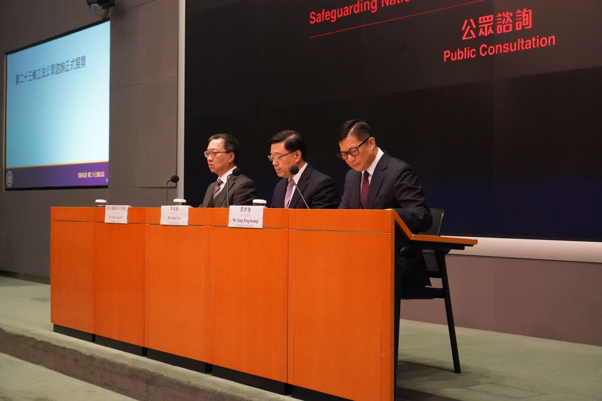 政長官李家超率領律政司司長林定國和保安局局長鄧炳強對23條立法諮詢