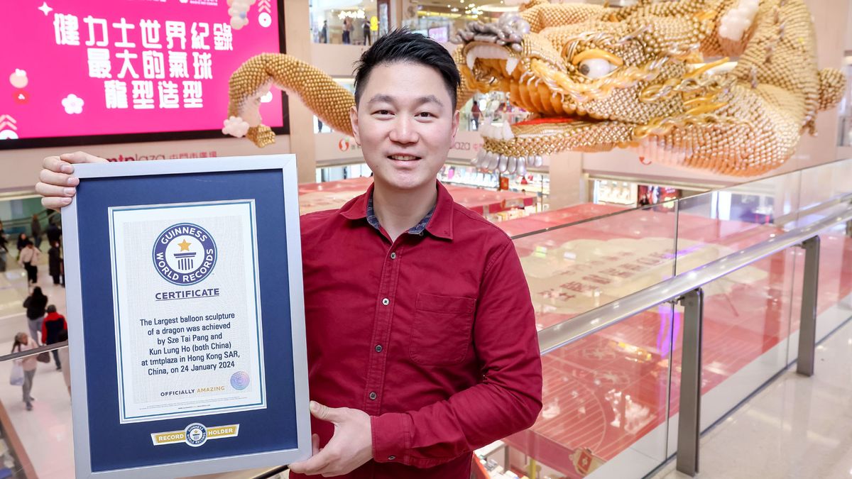 香港屯門市廣場聯乘世界冠軍氣球師 逾33米飛天氣球「祥」龍  打破健力士世界紀錄