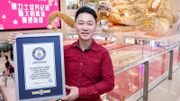 香港屯門市廣場聯乘世界冠軍氣球師 逾33米飛天氣球「祥」龍  打破健力士世界紀錄