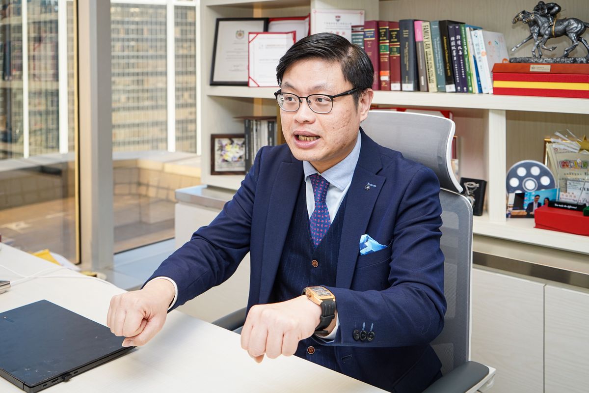 蘇文傑認為，人是要吃喝玩樂的，但要懂得消費時取平衡。