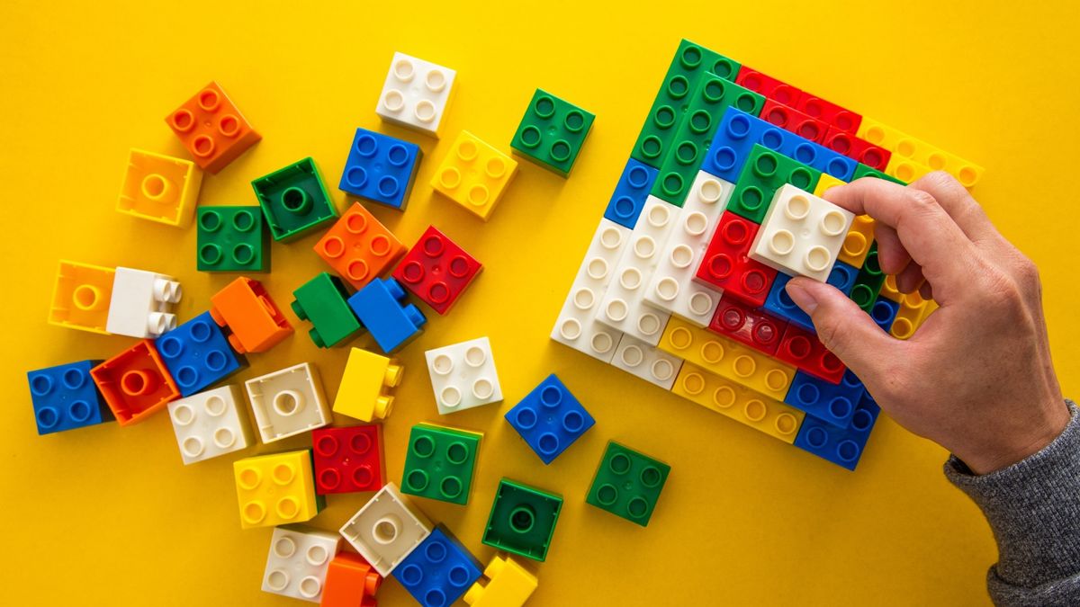 投資入門｜Lego、玩具反斗城AI生成廣告爭議：創意產業如何應對人機融合趨勢｜華語產經