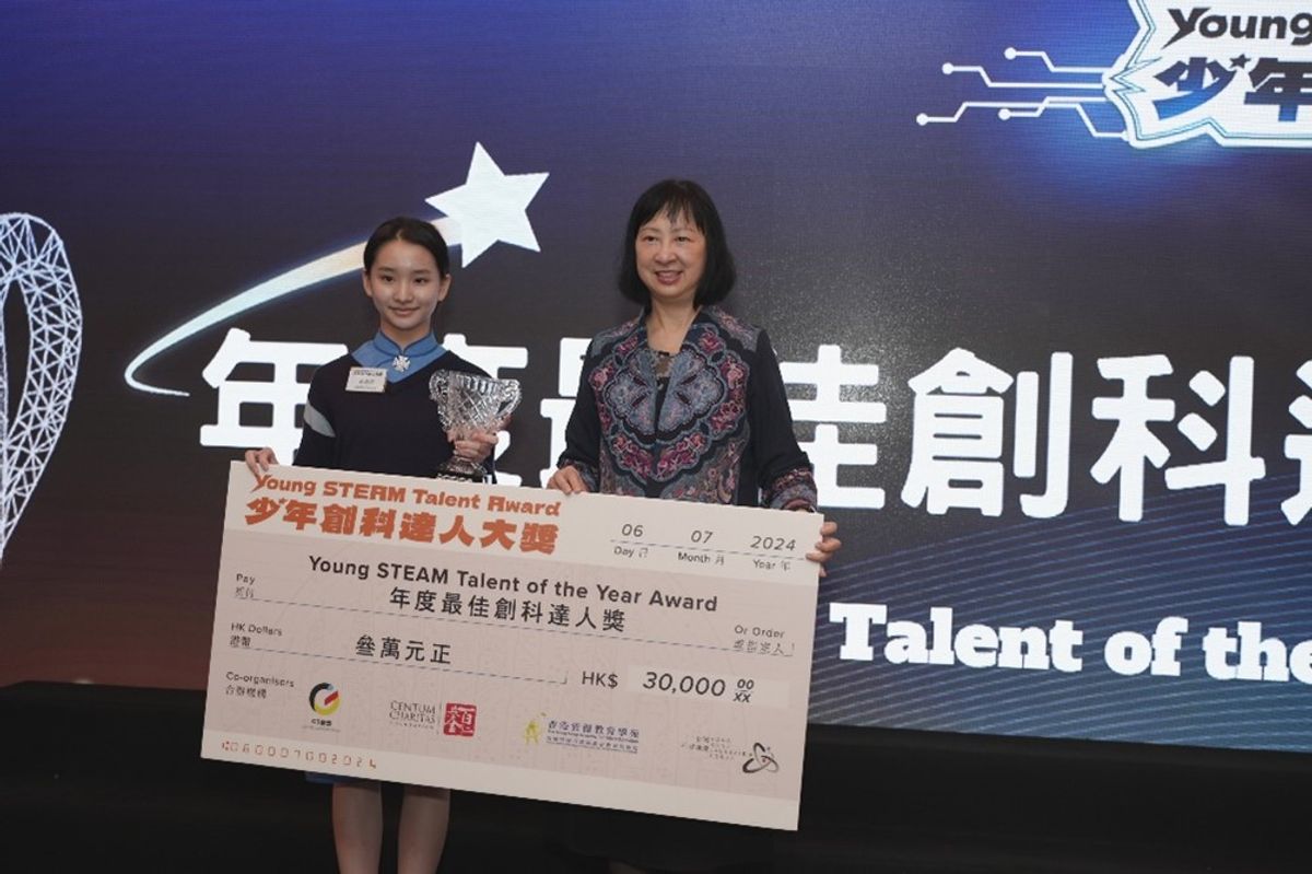 頒發年度最佳創科達人獎  合照 頒發嘉賓:  教育局常任秘書長李美嫦女士 得獎學生: 生物及醫學組 潘浠淳同學