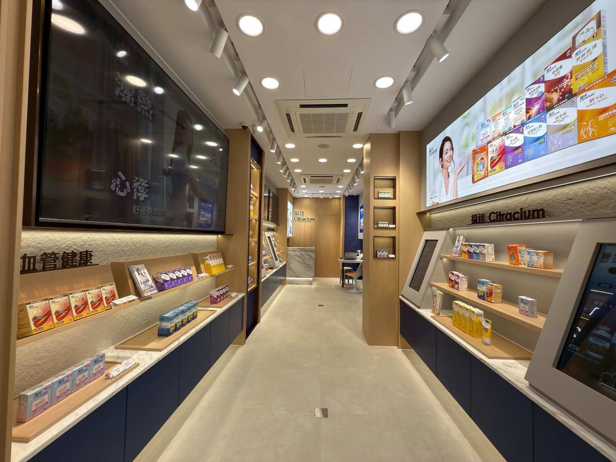 概念店切合品牌以藍色為主調，配合簡約木系傢俬，並加入嶄新零售科技