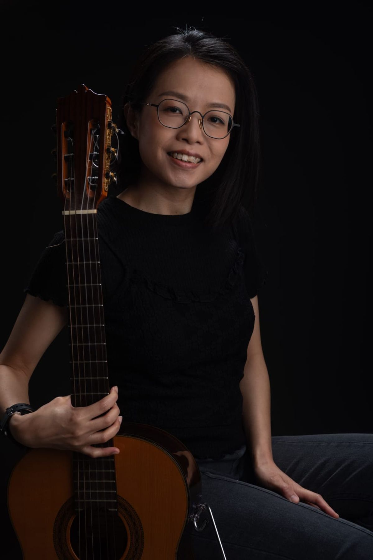 盧嘉麗（Carrie Lo）擁有逾20年教授結他經驗，現為全職實體及網上結他老師。