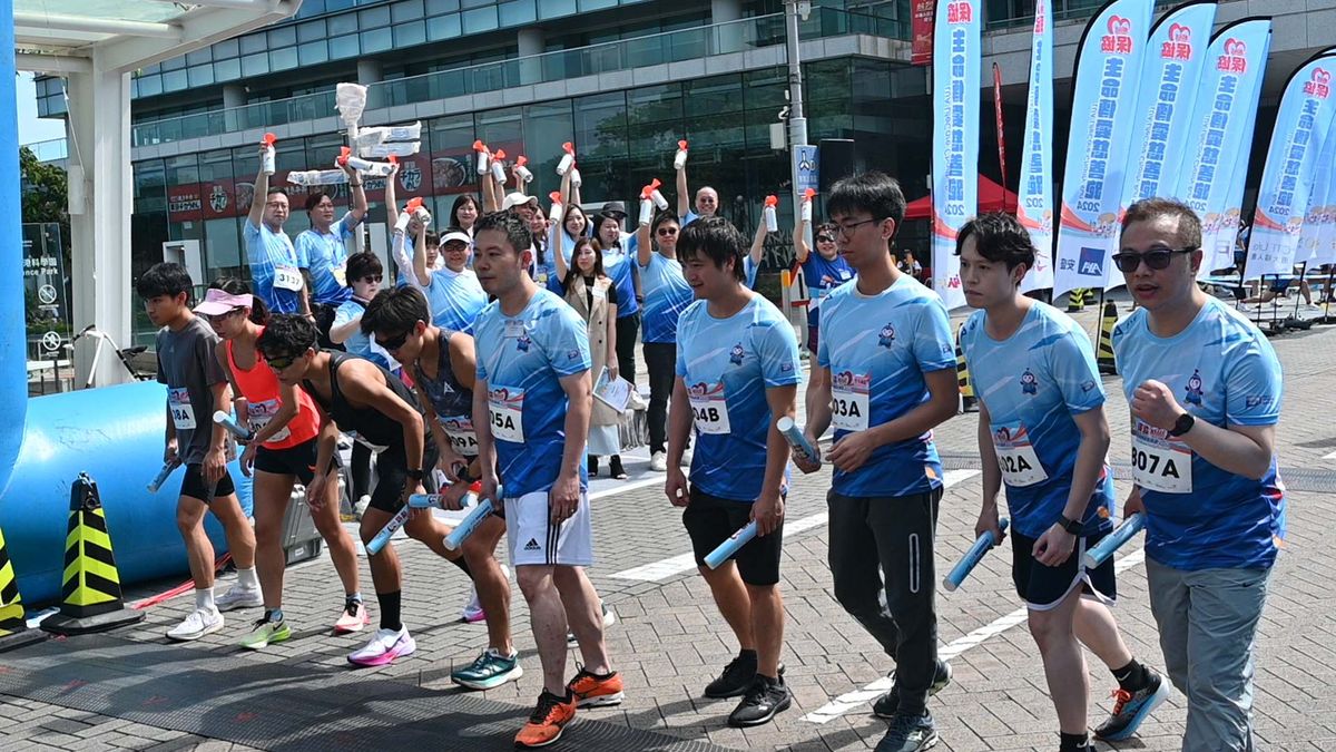 今年的活動首次邀請大學生以大學名義出 戰接力賽，與保險同業和工商機構一較高 下，為賽事增添了學術氣息和競技激情。