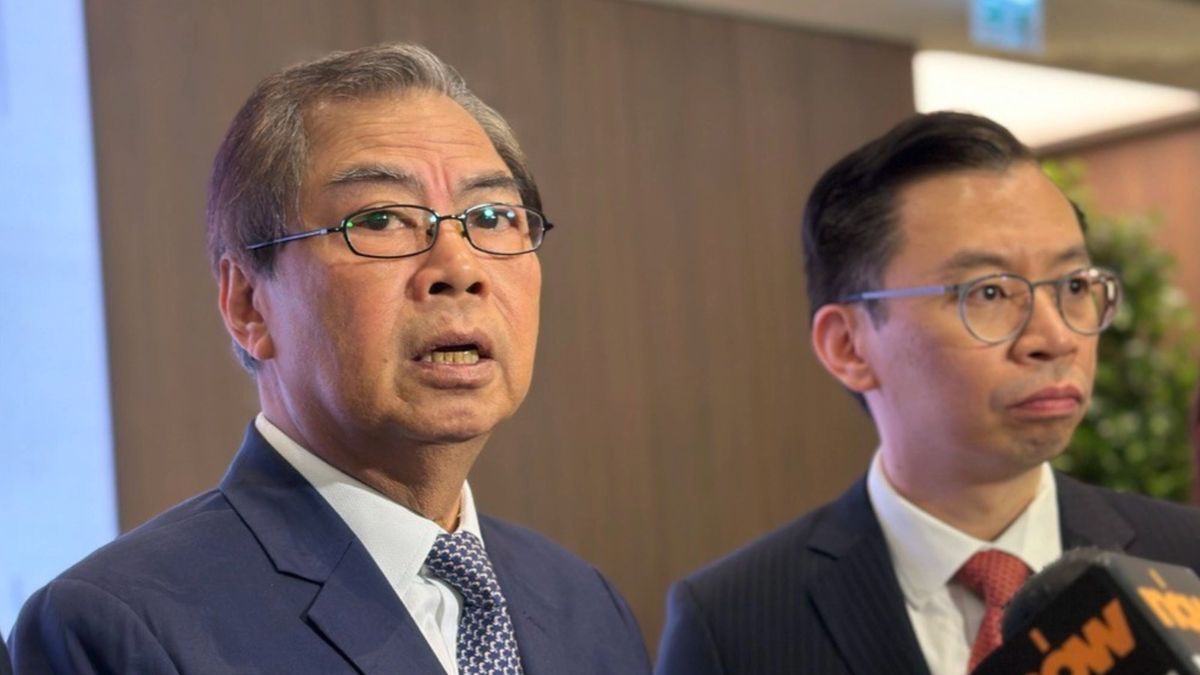 關堡林（左）形容「滙都 II」次開價為「震撼優惠價」，更直迫「居屋價」。（右為邱英發）
