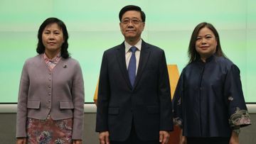 政府各層級政治委任官員每月薪酬福利一表看清, 局長人工有376405元, 香港財經時報