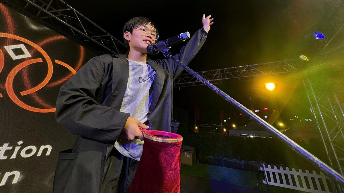 魔法學徒在舞台上進行魔術表演