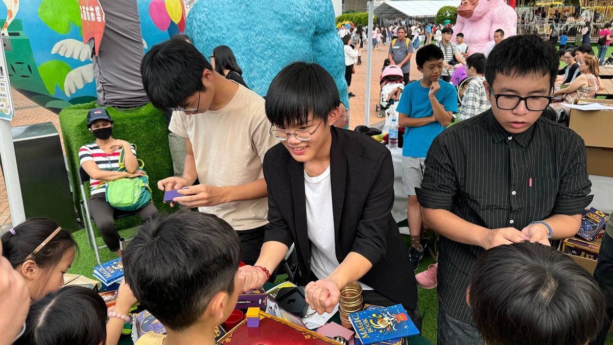 魔法學徒們在市集中向小朋友們展示魔術