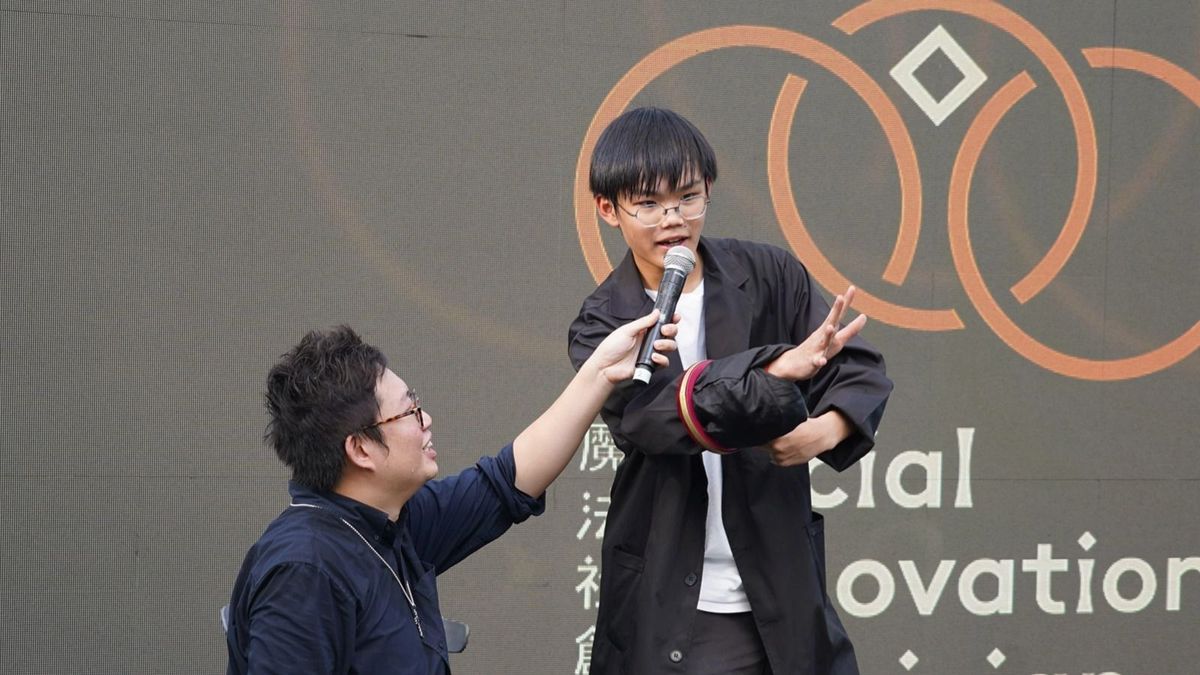 魔法學徒在舞台上進行魔術表演