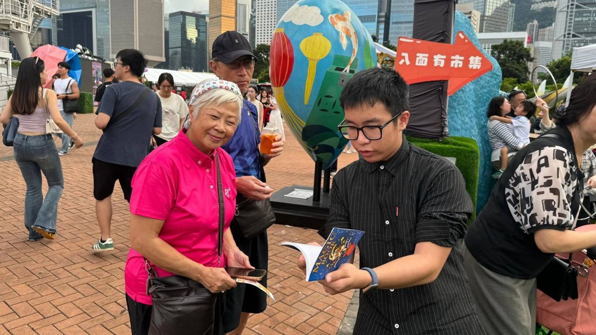 魔法學徒向顧客展示神祕的魔法書