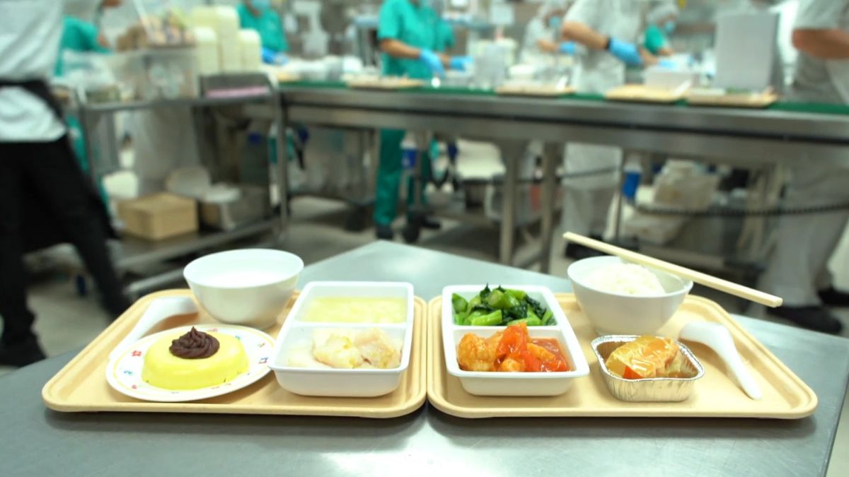 九龍醫院膳食部為正常飲食病人準備了腐皮卷（圖右）；至於需要進食軟餐的病人，則可享用金時豆腐甜燉蛋