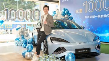 比亞迪品牌在港交付第一萬部新能源汽車！車主是麥明詩丈夫盛勁為