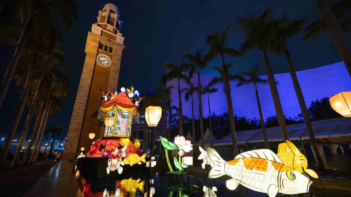 香港文化中心露天廣場即日起舉行春節綵燈展, 2月7日起有歌舞表演, 現場競猜燈謎環節, 香港財經時報
