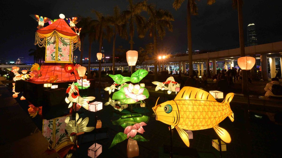香港文化中心露天廣場即日起舉行春節綵燈展, 2月7日起有歌舞表演, 現場競猜燈謎環節, 香港財經時報