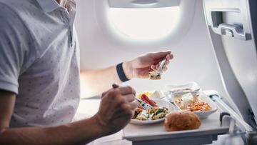 國泰航空兩日內兩抵港航班多名乘客食飛機餐後現食物中毒病徵