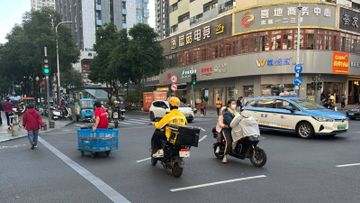 政府推冧傳統經濟 只顧提升生產力未見成效！新能源汽車「玩能源」了｜第一桶金, hkbt, 香港財經時報