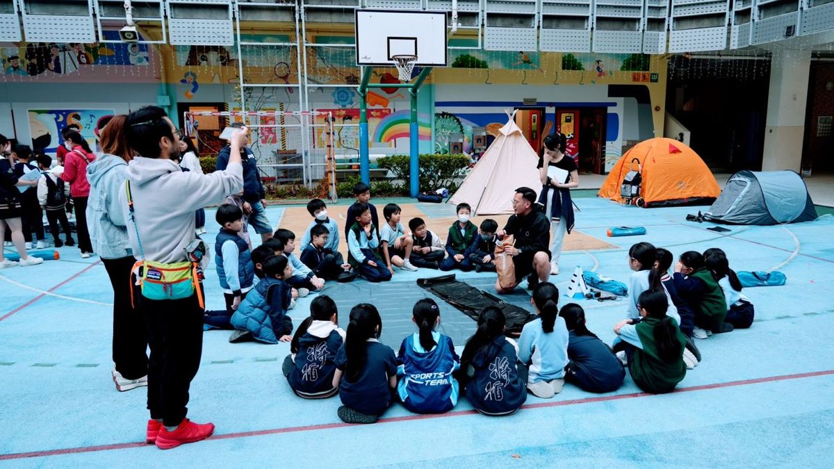 同學們聚精會神地學習搭建營帳。