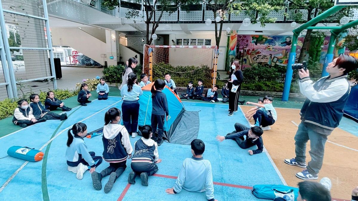 同學們互相幫忙，親手搭建營帳。