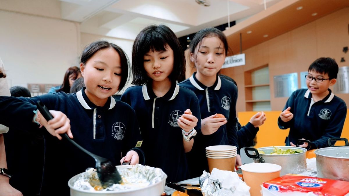 看來女孩子的烹飪手勢，更勝一籌。