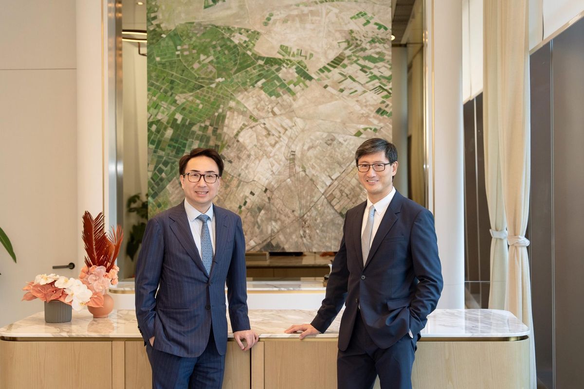 恒基物業代理董事及營業(二)部總經理韓家輝（右）及 恒基地產主席辦公室顧問于正人（左）介紹「天瀧THE KNIGHTSBRIDGE」的現樓單位的特色。