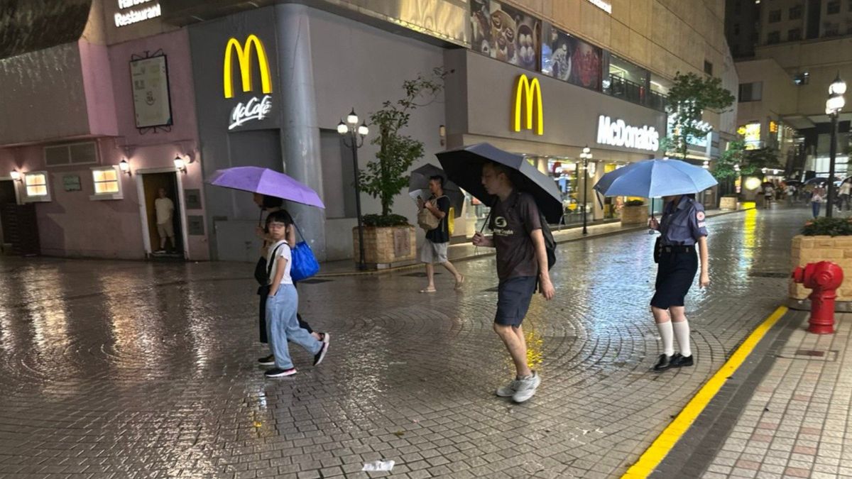 香港天文台：今晚9時20分改發8號風球｜至少維持至周一早上11時 