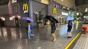 香港天文台：今晚9時20分改發8號風球｜至少維持至周一早上11時 