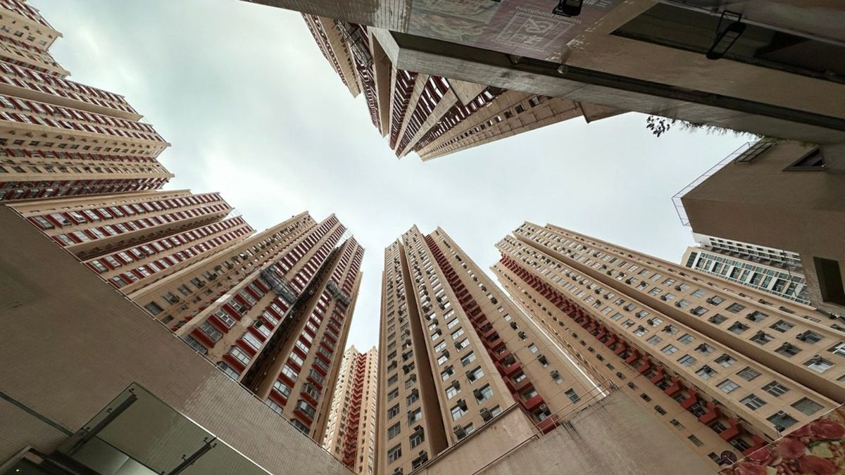新盤「負溢價」收窄｜樓價企穩成交旺：香港樓市可望「追落後」