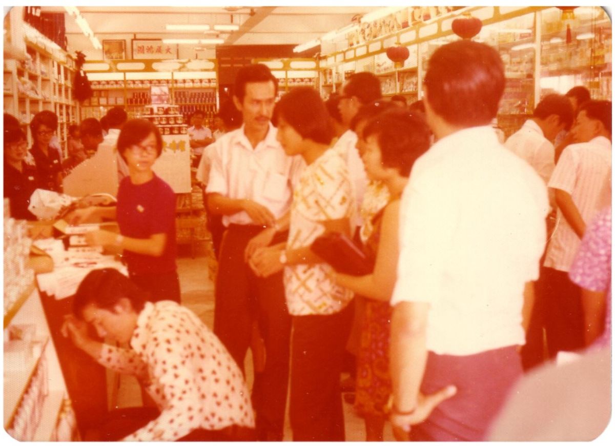陳凱希先生於1975年與80位戰友在巴生開設專營中國商品的海鷗商店。