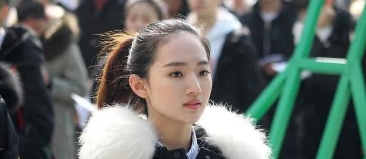 路人镜头下的艺考生纷纷撞脸明星，满校园都是“李小璐”“郑爽”