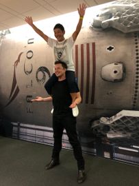 馬斯克（下）公布，SpaceX首名繞月旅行的乘客是前澤友作。
